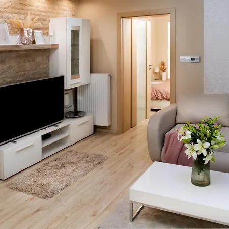 Apartment Imadnivalo Tarsashazi Lakas *